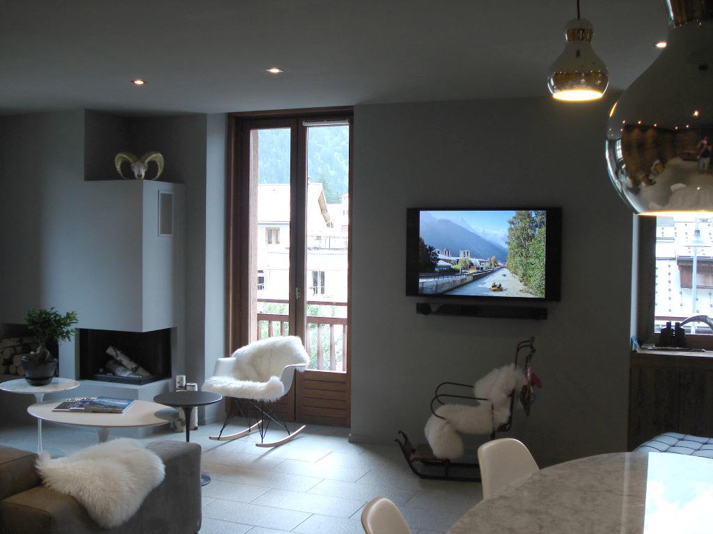 Salle à manger salon avec cheminée et télévision